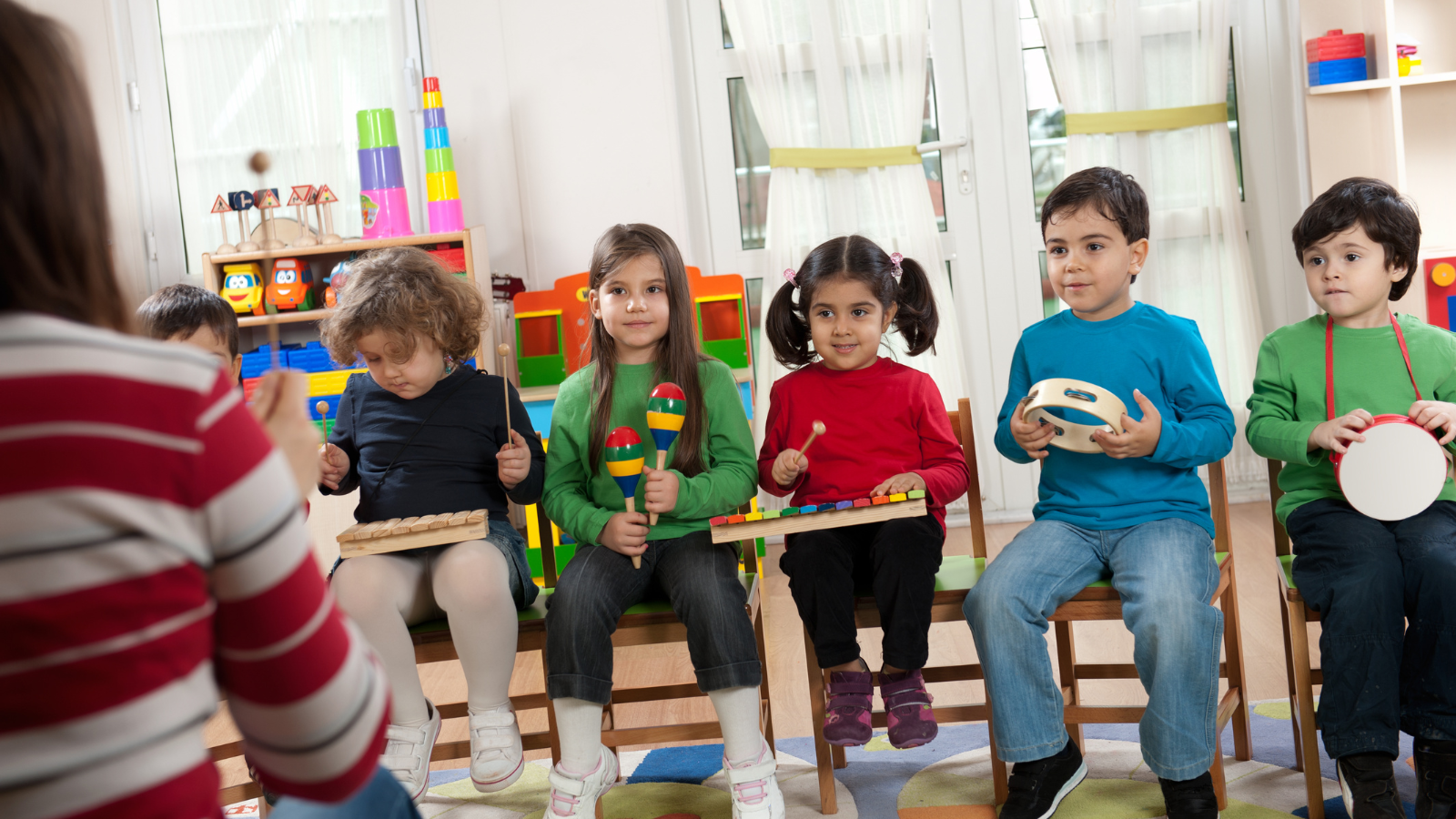 Bambini che suonano diversi strumenti musicali.